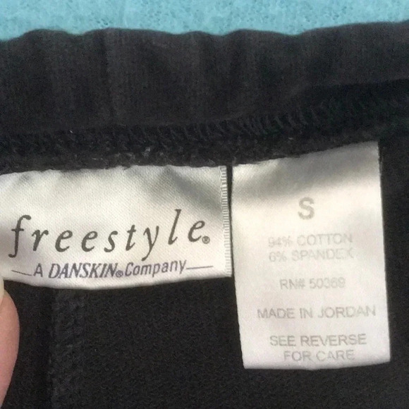 𝅺Freestyle a Danskin Company black crop raw hem drawstrings, side pocket size S - Picture 3 of 6